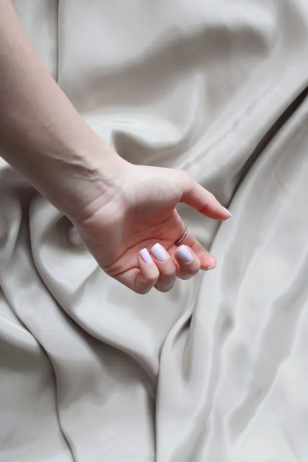Mano con manicure naturale
